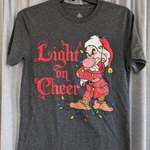 Disney Christmas Graphic T Shirt Unisex Small Snow White "Light On Cheer" Grumpy